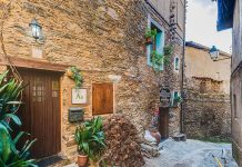 Visit Casa Manadero: For Black Architecture and Fine Wine Fachada Casa Manadero